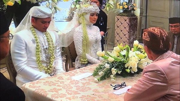 Sah Rezky Aditya Dan Citra Kirana Pamer Buku Nikah