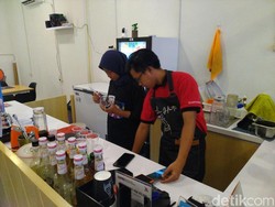 Aksinya Terekam CCTV Kafe di Jaktim, Pencuri Gasak HP-Mesin Kasir