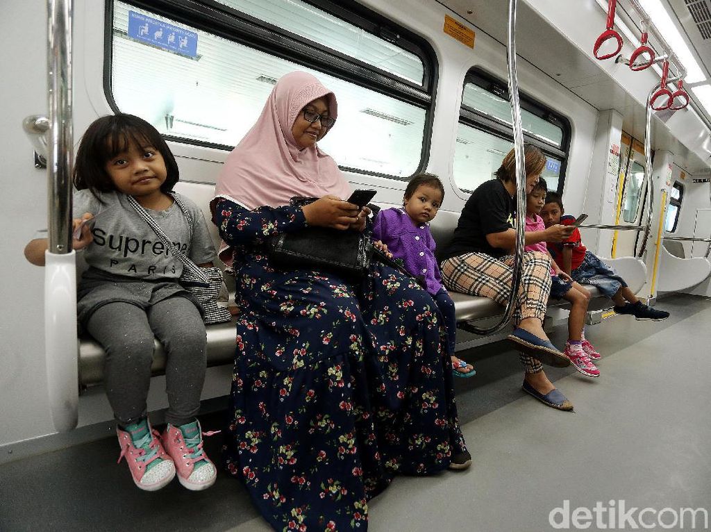 Naik LRT Jakarta Kini Cuma Bayar Rp 5.000