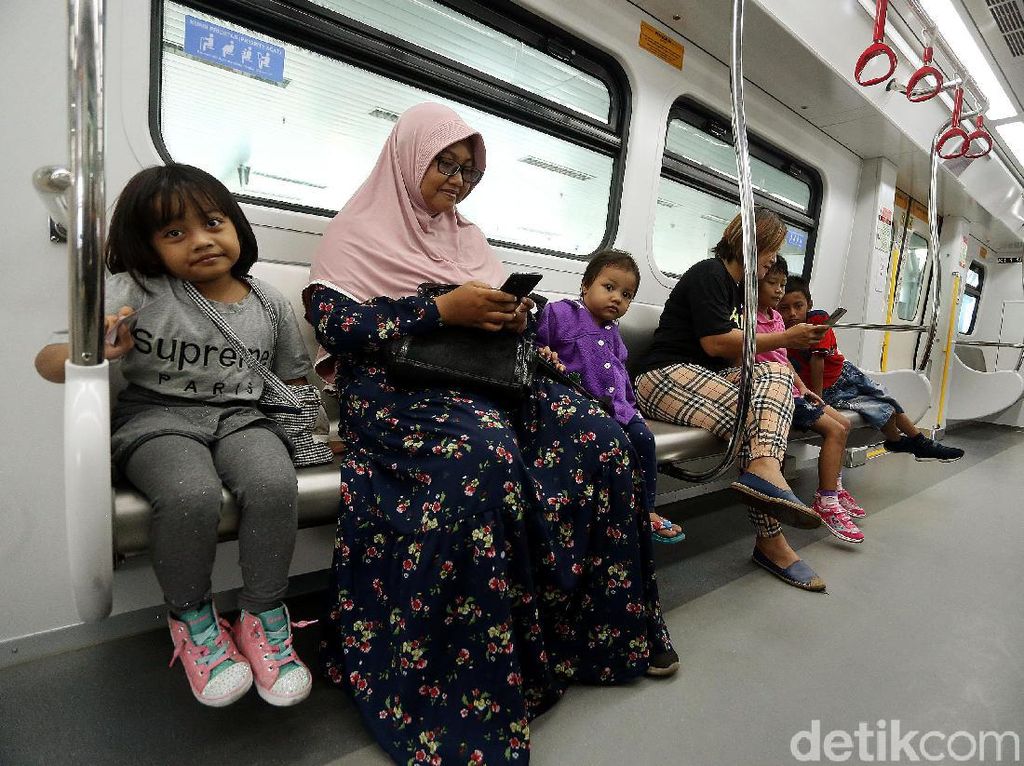 Naik LRT Jakarta Kini Cuma Bayar Rp 5.000 Naik LRT Jakarta Kini Cuma Bayar Rp 5.000