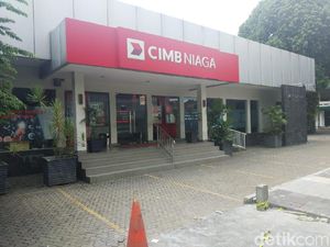 Viral Tinggi Trotoar di Kemang Persulit Warga Parkir