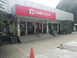 Viral Tinggi Trotoar di Kemang Persulit Warga Parkir