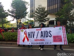 Mahasiswa Pawai di Bundaran HI Peringati Hari AIDS Sedunia