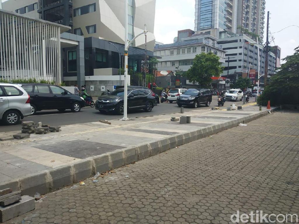 Tinggi Trotoar di Kemang Disoal, Pemprov Tegaskan Revitalisasi Sesuai Aturan Tinggi Trotoar di Kemang Disoal, Pemprov Tegaskan Revitalisasi Sesuai Aturan