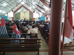 Bawa Bendera Bintang Kejora ke Dalam Gereja, 4 Mahasiswa Diamankan Bawa Bendera Bintang Kejora ke Dalam Gereja, 4 Mahasiswa Diamankan