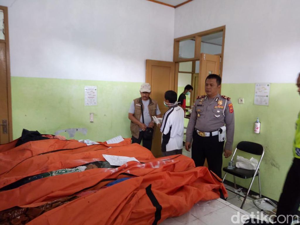 Dua dari Enam Korban Tewas Kecelakaan Tol Cipali Belum Teridentifikasi Dua dari Enam Korban Tewas Kecelakaan Tol Cipali Belum Teridentifikasi