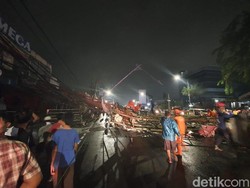Reklame Roboh di Warung Buncit Sempat Timpa Mobil, Tidak Ada Korban Jiwa