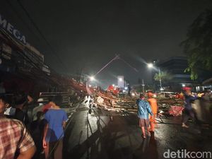 Papan Reklame di Warung Buncit Jaksel Roboh Papan Reklame di Warung Buncit Jaksel Roboh
