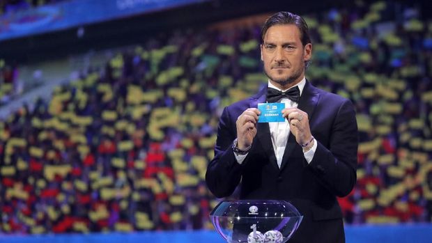 Francesco Totti saat menarik keluar nama Jerman.