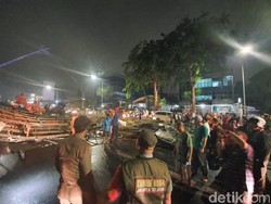 Reklame Roboh di Warung Buncit: Lalin Macet, Warga Putar Balik