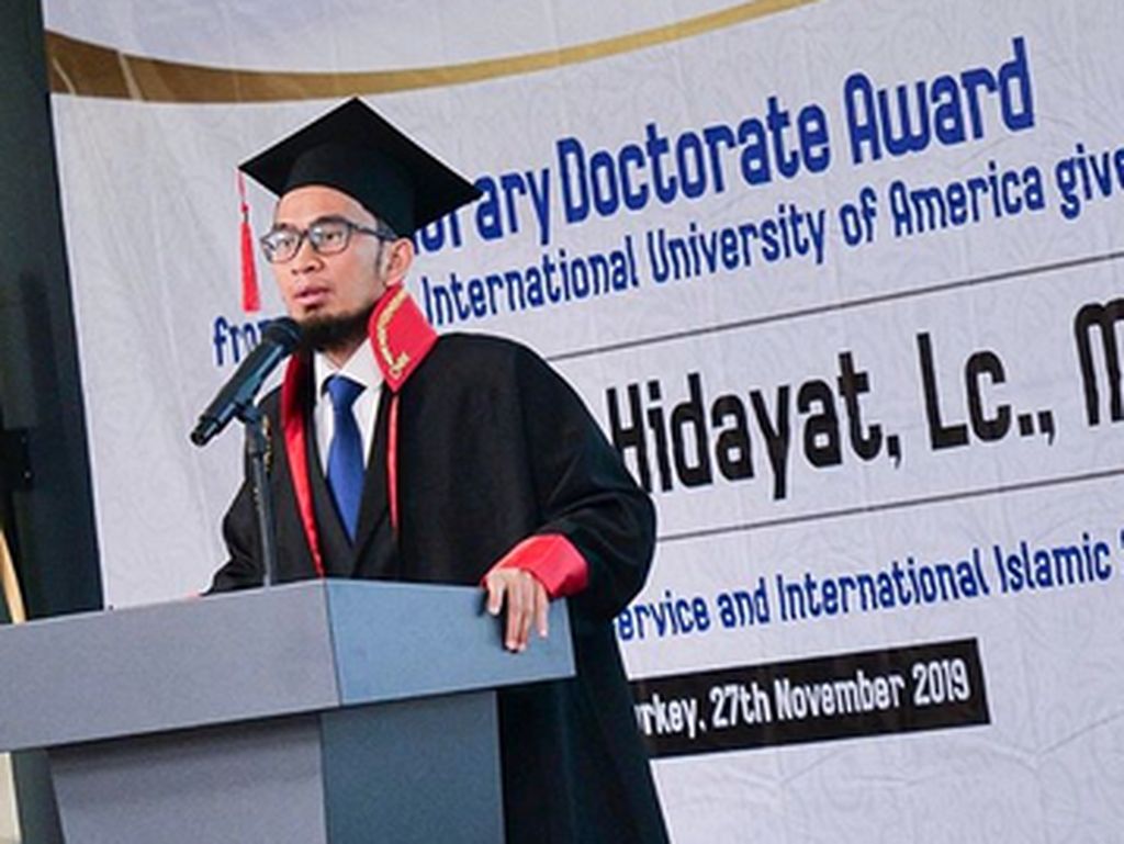 Masyaallah! Ustaz Adi Hidayat Terima Gelar Kehormatan di Turki Masyaallah! Ustaz Adi Hidayat Terima Gelar Kehormatan di Turki