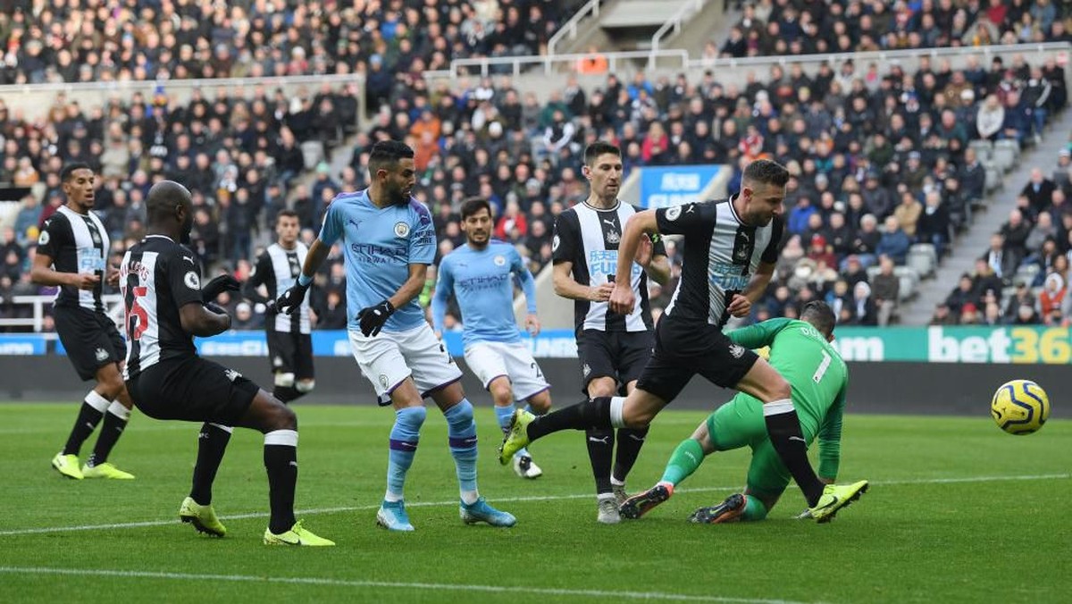 Manchester City kerepotan menghadapi pertahanan Newcastle United (Foto: Stu Forster/Getty Images)