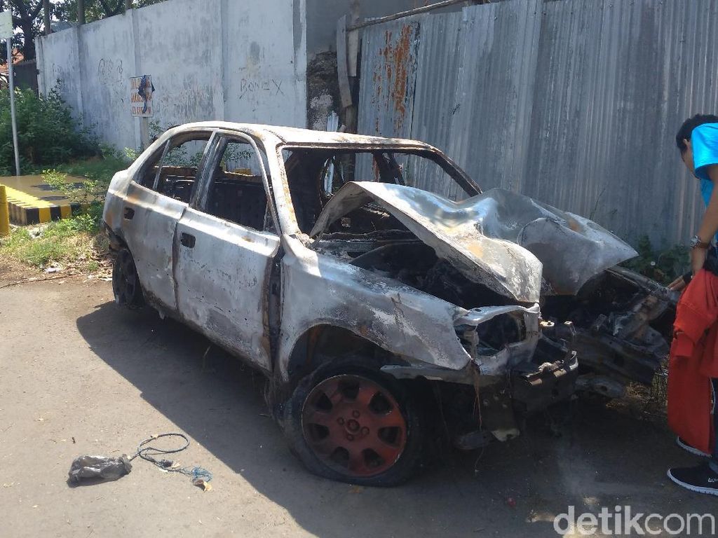 Mobil Buronan Terbakar Usai Kecelakaan, Apa Penyebabnya? Mobil Buronan Terbakar Usai Kecelakaan, Apa Penyebabnya?