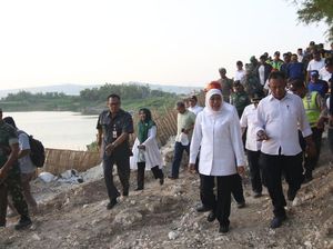 Tinjau Tanggul Bengawan Solo Ambrol, Khofifah Ingin Ada Langkah Antisipatif Tinjau Tanggul Bengawan Solo Ambrol, Khofifah Ingin Ada Langkah Antisipatif