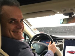 Rekor Dunia! Pria Kendarai Tesla Tembus 1 Juta Kilometer