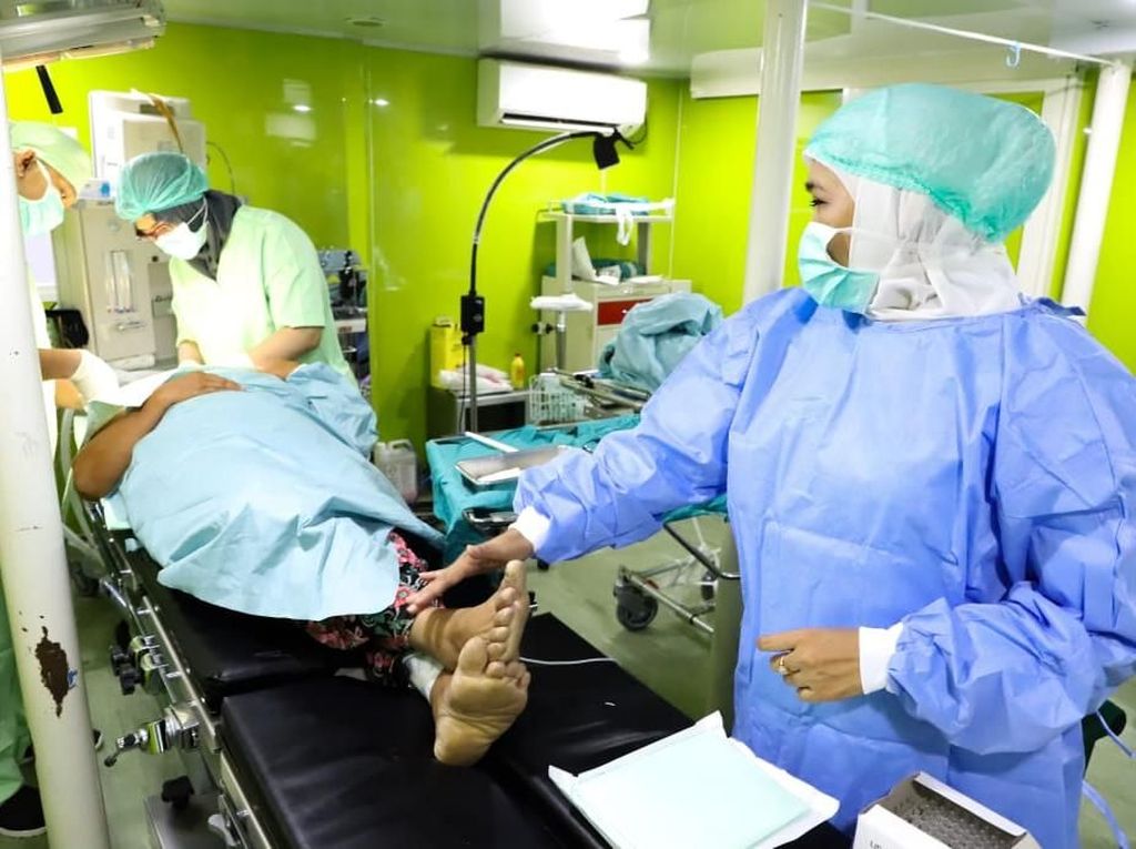 Pantau Operasi di Rumah Sakit Apung Kangean, Ini Pesan Khofifah Pantau Operasi di Rumah Sakit Apung Kangean, Ini Pesan Khofifah