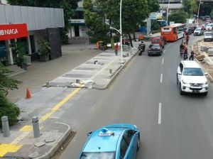IMB Sempat Bermasalah, Segel Bank yang Viral karena Trotoar Dilepas IMB Sempat Bermasalah, Segel Bank yang Viral karena Trotoar Dilepas