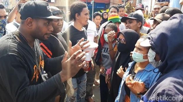 Pendemo (Pria bertopi hitam) adu mulut dengan mahasiswa yang menolak aksi Pro-Papua Merdeka.