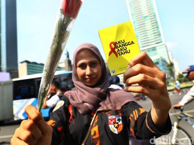 Aksi Bagi-bagi Bunga Peringati Hari AIDS Sedunia