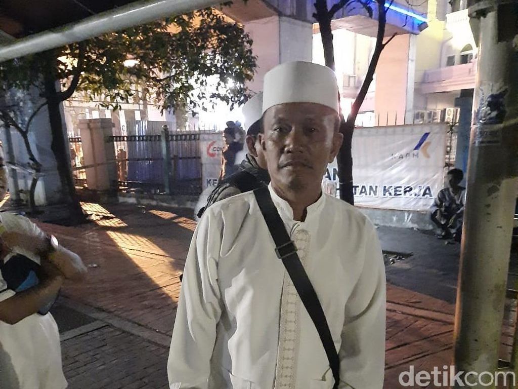 Sejumlah Massa ke Masjid Istiqlal Jelang Reuni 212 Sejumlah Massa ke Masjid Istiqlal Jelang Reuni 212