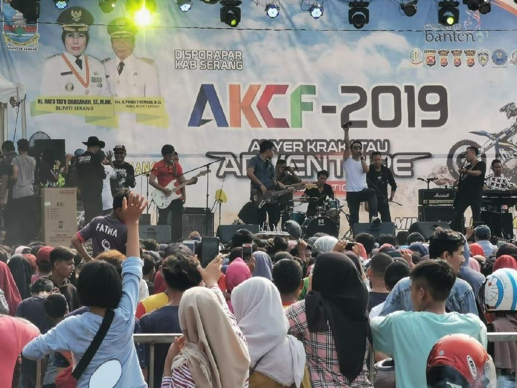 Sejumlah Artis Promosikan Pantai Anyer Aman Dikunjungi Pasca-tsunami Sejumlah Artis Promosikan Pantai Anyer Aman Dikunjungi Pasca-tsunami