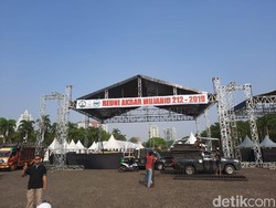 Jelang Reuni 212, Panggung dan Tenda Mulai Didirikan di Monas