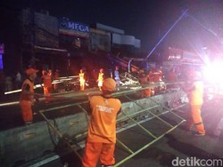 Reklame yang Roboh di Warung Buncit Mulai Dipotong, Lalu Lintas Padat