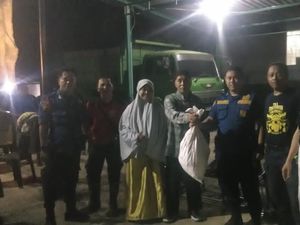 Petugas Damkar Makassar Evakuasi Sarang Tawon di 4 Lokasi