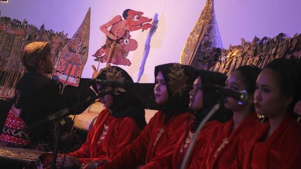 Regenerasi Dalang Wayang Dalang cilik, Arya Sasikirana mementaskan lakon Dasamuka Leno pada Festival Dalang Cilik Nasional di Balai Kota Solo, Jawa Tengah, Selasa (5/11/2019). Festival yang diikuti 23 dalang cilik tersebut digelar untuk melestarikan seni tradisi wayang kulit. ANTARA FOTO/Maulana Surya/pd.
