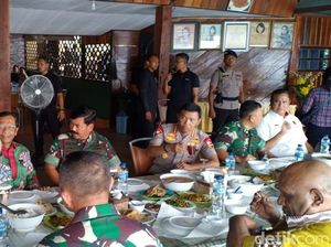Suasana Hangat Makan Siang Panglima Hadi-Idham-Mahfud Usai Kunker di Papua