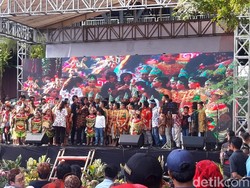 Beri Awarding, Risma ingin Kampung di Surabaya Dukung Kesuksesan Anak