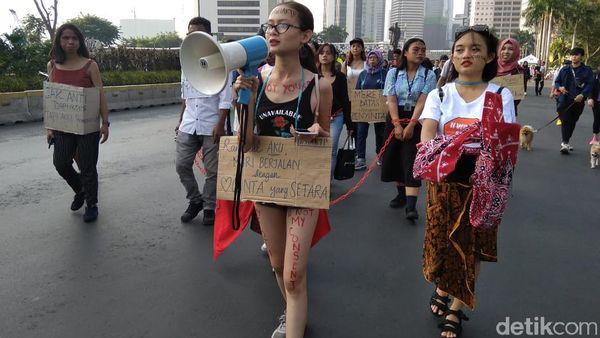 Para Perempuan Terlihat Lebam, Dirantai, tapi Melawan Kekerasan