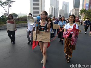 Para Perempuan Terlihat Lebam, Dirantai, tapi Melawan Kekerasan Para Perempuan Terlihat Lebam, Dirantai, tapi Melawan Kekerasan