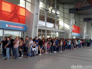 Masih Pagi, Penonton di Venue Wushu Sudah Mengular Masih Pagi, Penonton di Venue Wushu Sudah Mengular