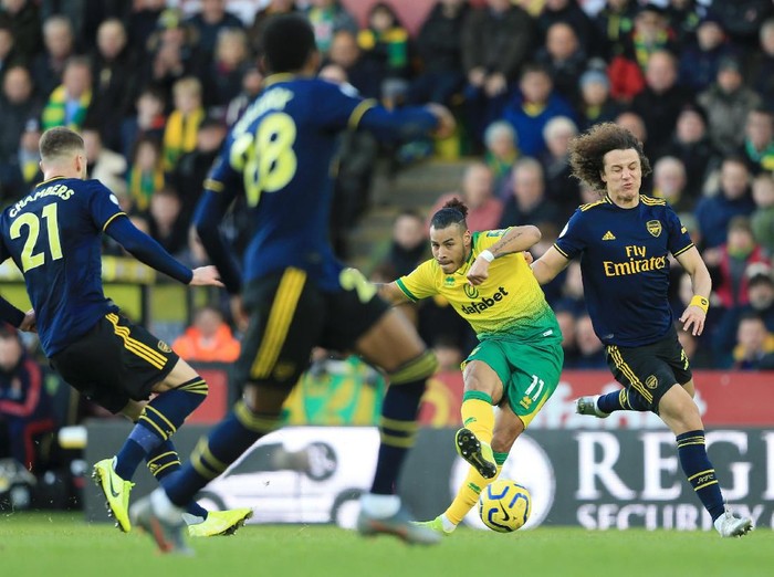 NORWICH, ENGLAND - DECEMBER 01: Onel Hernandez of Norwich City is tackled by David Luiz of Arsenal  during the Premier League match between Norwich City and Arsenal FC at Carrow Road on December 01, 2019 in Norwich, United Kingdom. (Photo by Stephen Pond/Getty Images)