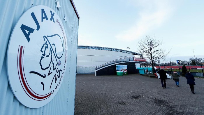 DUIVENDRECHT, NETHERLANDS - FEBRUARY 24:  A general view of the Ajax crest on the ground entrance prior to the UEFA Youth League Round of 16 match between Ajax Amsterdam and AS Roma held at Portpark de Toekomst on February 24, 2015 in Duivendrecht, Netherlands.  (Photo by Dean Mouhtaropoulos/Getty Images)