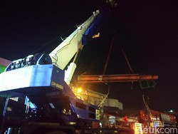 Crane Angkut Tiang Reklame yang Roboh di Warung Buncit