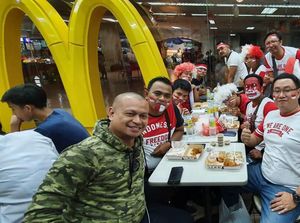 Gaya Nyentrik Suporter untuk Dukung Indonesia