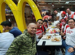 Gaya Nyentrik Suporter untuk Dukung Indonesia