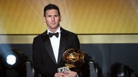 Messi menambah koleksi Bola Emas miliknya pada 2015, setelah kalah dari Ronaldo dua musim beruntun. Ronaldo ada di posisi kedua, diikuti Neymar. Foto: Philipp Schmidli / Getty Images