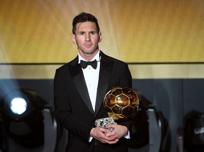ZURICH, SWITZERLAND - JANUARY 11: FIFA Ballon d'Or winner Lionel Messi of Argentina and FC Barcelona looks on during the FIFA Ballon d'Or Gala 2015 at the Kongresshaus on January 11, 2016 in Zurich, Switzerland. (Photo by Philipp Schmidli/Getty Images)