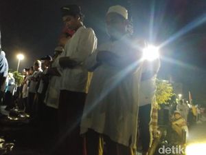 Salat Tahajud Berjemaah Awali Reuni 212