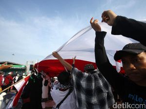 Bendera Tauhid-Merah Putih Raksasa Warnai Reuni 212