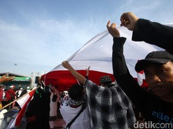 Bendera Tauhid-Merah Putih Raksasa Warnai Reuni 212