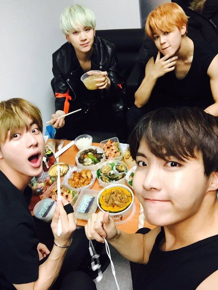 Bersama anggota BTS lainnya, sebelum dan usai manggung Jin asyik menyantap berbagai makanan enak yang sudah disediakan, utnuk menambah energi. Foto: Twitter & Instagram BTS