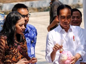 Stafsus Milenial Putri Tanjung Cerita Dapat PR dari Jokowi Usai Kunker Stafsus Milenial Putri Tanjung Cerita Dapat PR dari Jokowi Usai Kunker