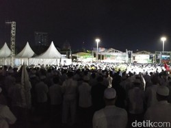 Massa Reuni 212 Salat Subuh Berjemaah di Monas