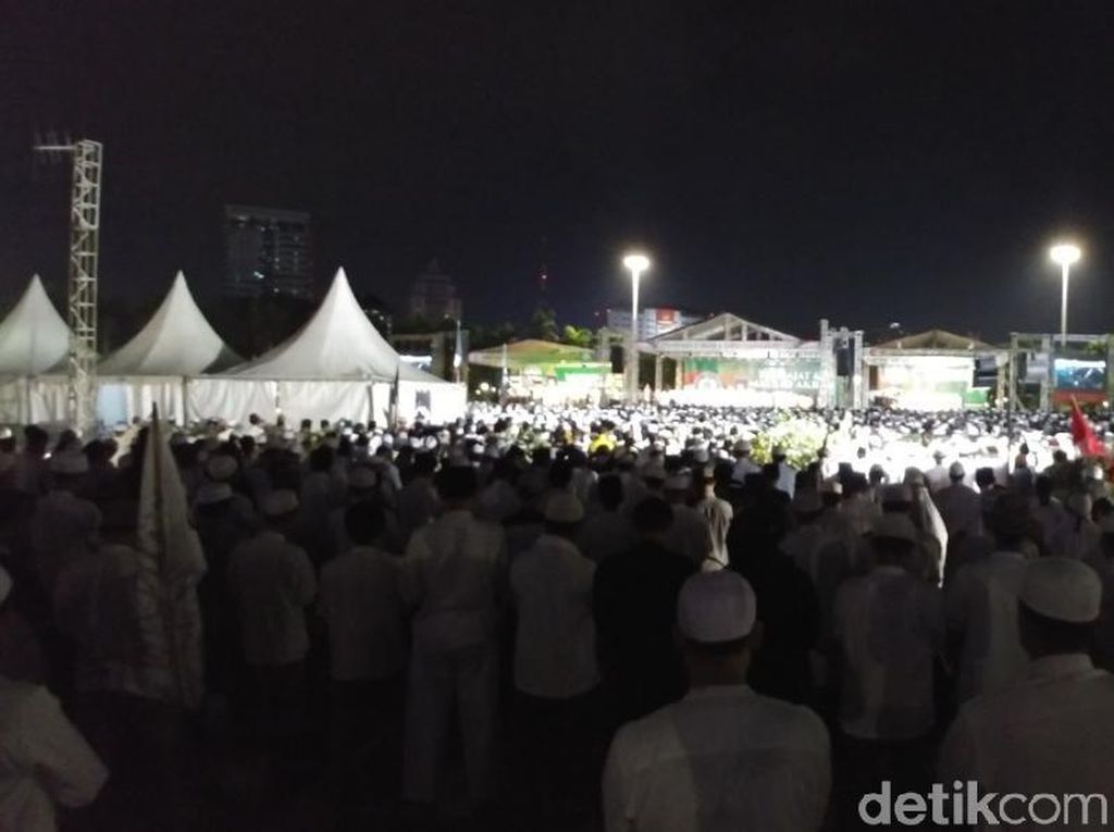 Pantun Haikal Hassan di Reuni 212: Yang Nyinyir Pada Sakit Hati Pantun Haikal Hassan di Reuni 212: Yang Nyinyir Pada Sakit Hati