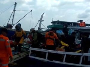 KM Usaha Baru Mati Mesin di Tengah laut, 30 Penumpang Dievakuasi KM Usaha Baru Mati Mesin di Tengah laut, 30 Penumpang Dievakuasi