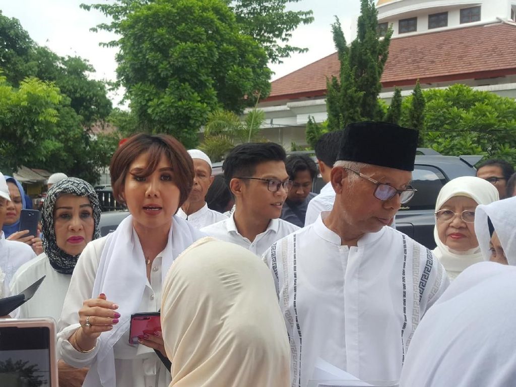 Pengacara Ini Klaim 30 Ribu Jemaah First Travel Siap Diberangkatkan Kemenag Pengacara Ini Klaim 30 Ribu Jemaah First Travel Siap Diberangkatkan Kemenag